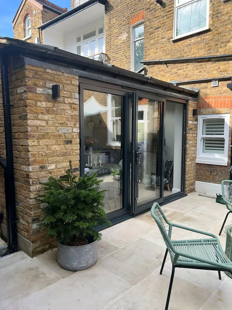 Ground-floor kitchen extension and flat refurbishment in Clapham, London by Bluebird Spaces